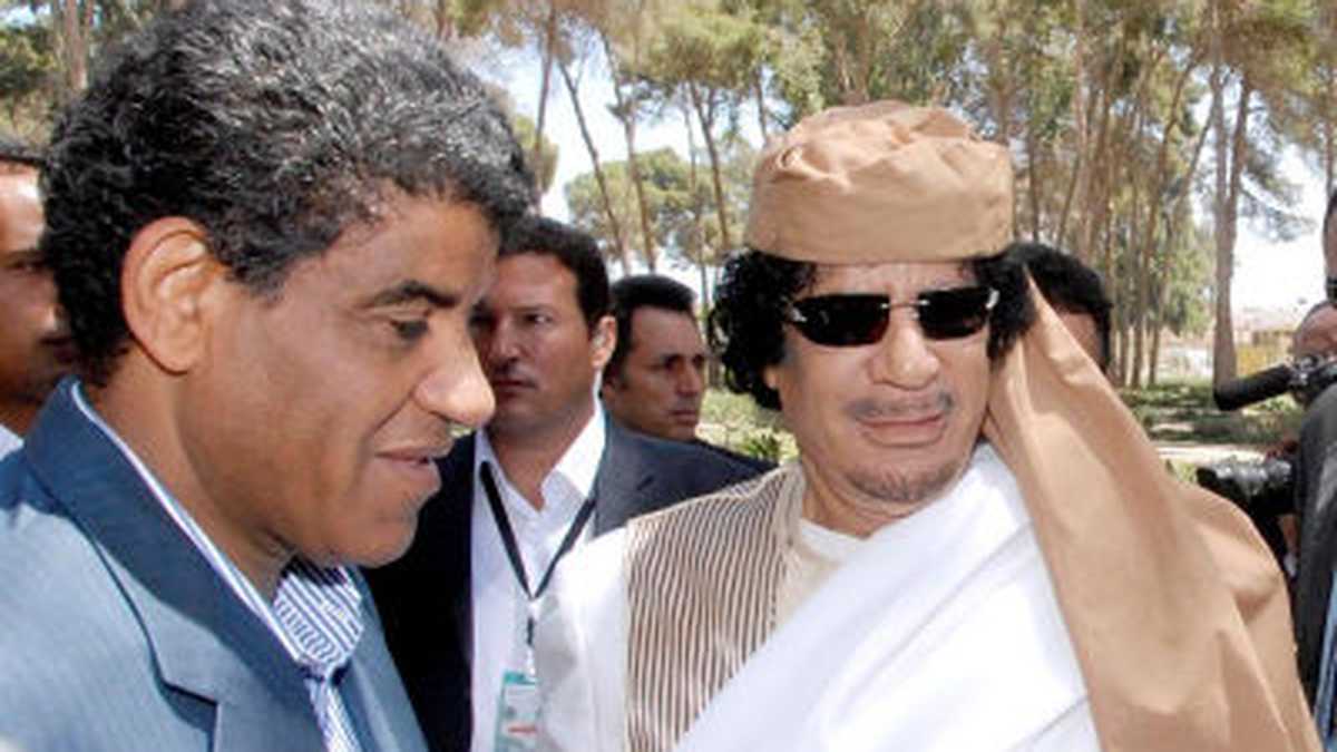 Una fotografía de archivo sin fecha facilitada el 20 de noviembre de 2011 muestra el dictador libio Muammar Gadafi (d), con su director de la inteligencia militar, Abdulá al Senusi (i), en un lugar de Libia.