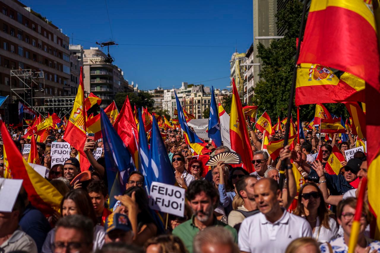 Partidarios del Partido Popular conservador de España ondean banderas nacionales de España en Madrid, España, el domingo 24 de septiembre de 2023.