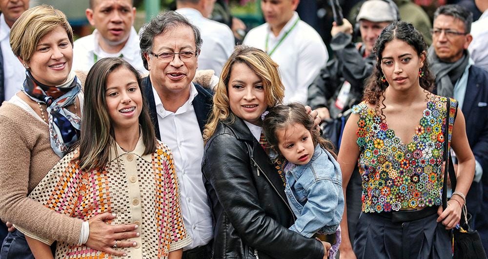 Andrea, la hija mayor de Petro, llegó con su hija a Bogotá para acompañar a su padre a votar en la primera vuelta.