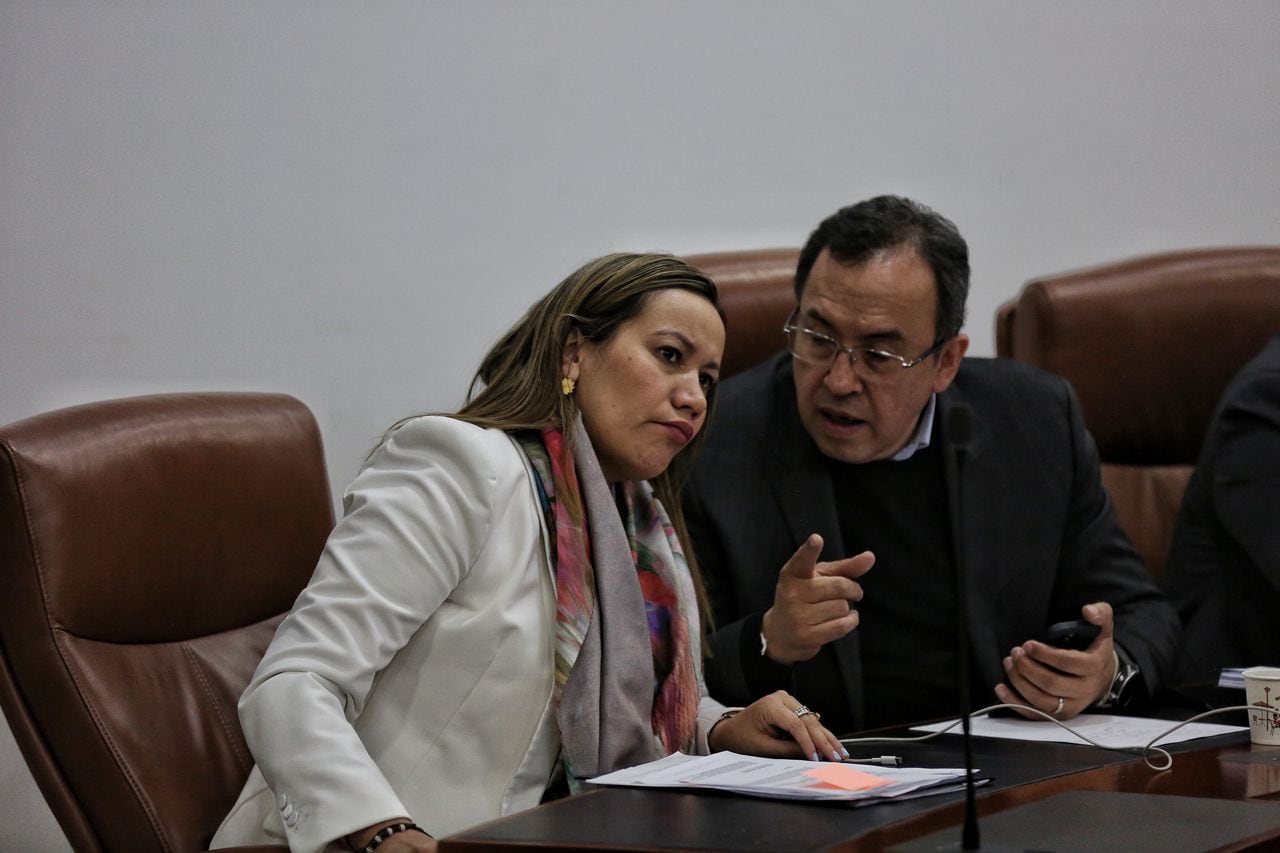 El ministro del Interior Alfonso Prada acompañó a la ministra de Salud Carolina Corcho en el debate.