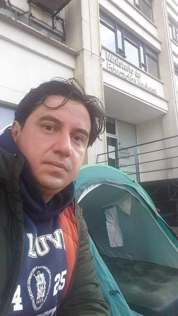 Juan Pablo Ovalle, médico en huelga ante el Ministerio de Educación.