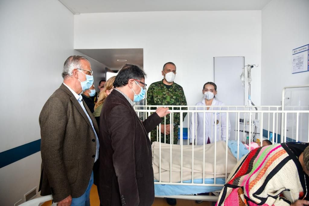 El presidente Gustavo Petro estuvo acompañado del ministro de Defensa, Iván Velásquez en la visita al Hospital Militar