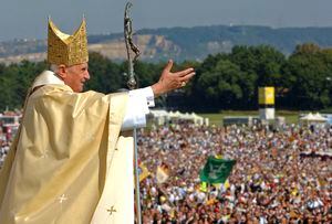El Papa Benedicto XVI saluda a la multitud al final de una Misa papal en el campo Islinger en Ratisbona, en el sur de Alemania, a unos 120 kilómetros (unas 75 millas) al noreste de Munich, el martes 12 de septiembre de 2006. El Papa Benedicto XVI deja su patria con un legado complicado. (AP Photo/Wolfgang Radke, Pool, File)