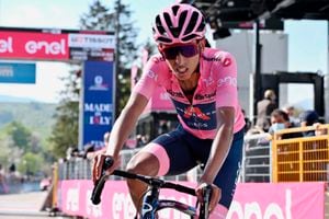 ARCHIVO - El ciclista colombiano Egan Bernal tras completar la 17ma etapa del Giro de Italia, en Sega Di Ala, el 26 de mayo de 2021. (Marco Alpozzi/LaPresse vía AP)