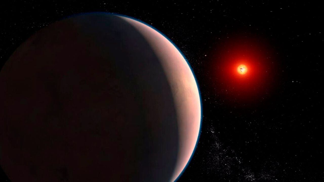 Ilustración que representa al exoplaneta rocoso GJ 486 b, que orbita una estrella enana roja.