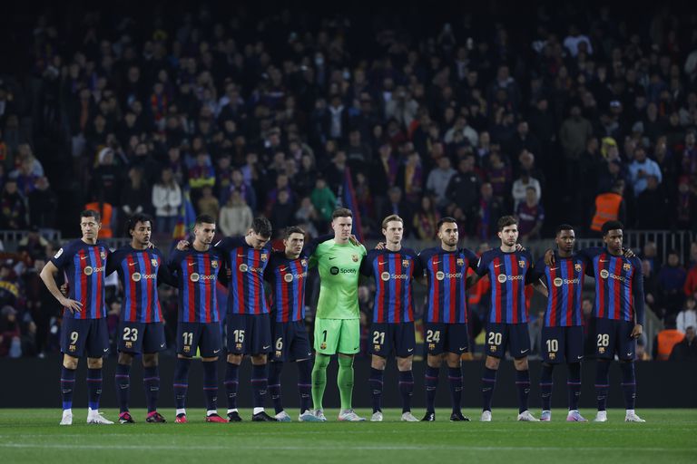 Barcelona's team players attend a minute of silence for victims of earthquake in Turkey and Syria before the Spanish La Liga soccer match between Barcelona and Cadiz CF at the Camp Nou stadium in Barcelona, Spain, Sunday, Feb. 19, 2023. (AP Photo/Joan Monfort)