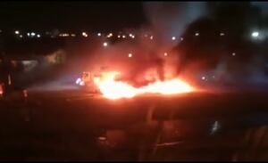 Cinco autos fueron incinerados por hinchas del club Aldosivi.