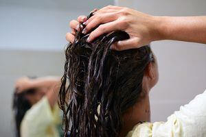 Tratamiento para cuidar el cabello del sol.