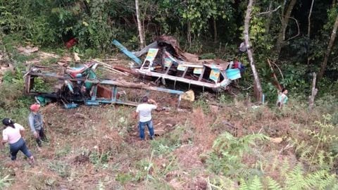 Atención: se volcó a un abismo camión chiva en una vía de Caloto, Cauca; reportan varios heridos.