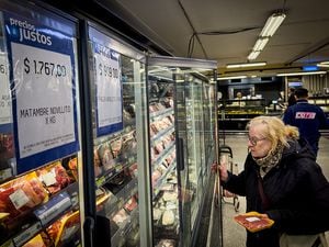 Una mujer compra comestibles en un supermercado el 4 de septiembre de 2023 en Buenos Aires, Argentina. Los expertos esperan una tasa de inflación de dos dígitos para agosto, lo que contribuirá a una tasa global de más del 115% anual.  (Foto de Tomás Cuesta/Getty Images)