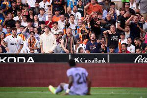 Hinchas del Valencia insultan al jugador Del Real Madrid Vinicius Jr., durante partido por La Liga de España.