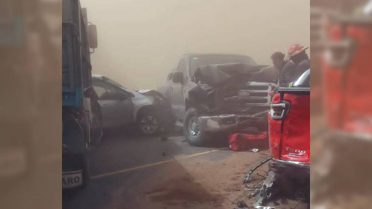 La baja visibilidad, derivada de la tormenta de arena, derivó en una tragedia que involucró a 40 carros.