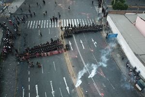 La policía antidisturbios lanza gases lacrimógenos contra los manifestantes durante una protesta para exigir la renuncia de la presidenta de Perú, Dina Boluarte, en Lima, Perú, el 28 de enero de 2023. 