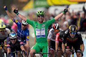 Mark Cavendish cruza la meta al gnar la décima etapa del Tour de Francia, el martes 6 de julio de 2021, en Valence. (AP Foto/Daniel Cole)