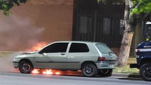 Mujer en Rosario, Argentina,  incendió el carro de su pareja al enterarse que le es infiel. Foto Twitter @hernanfunes.