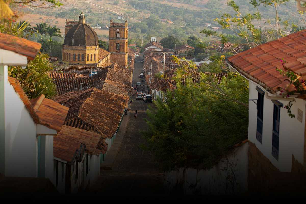 Barichara alberga calles empedradas y
edificios encalados con techos de tejas rojas que parecen casi tan nuevos como el día en que se construyeron, hace unos
300 años, según la guía turística Lonely Planet.