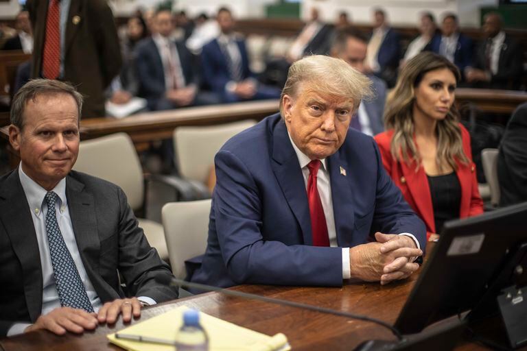 El expresidente Donald Trump comparece ante el tribunal por un caso de fraude civil en un tribunal de Manhattan, en Nueva York