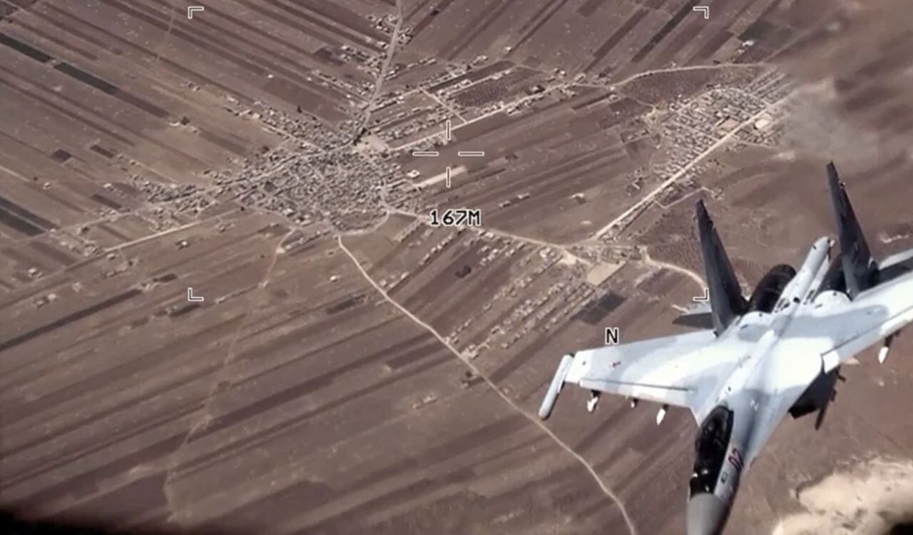 n esta imagen, tomada de un video distribuido por la Fuerza Aérea de EEUU, un SU-35 ruso vuela cerca de un dron MQ-9 Reaper estadounidense el 5 de julio de 2023, sobre Siria.