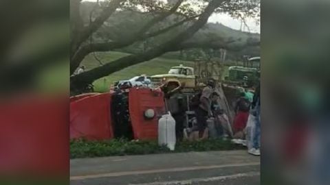 Decenas de personas saquearon el maíz que transportaba el camión.