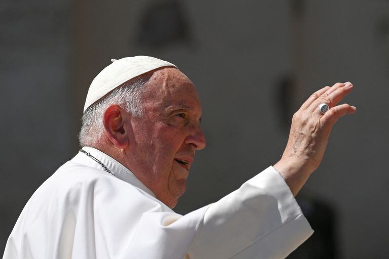 El Papa Francisco saluda al salir al final de la audiencia general semanal el 7 de junio de 2023.