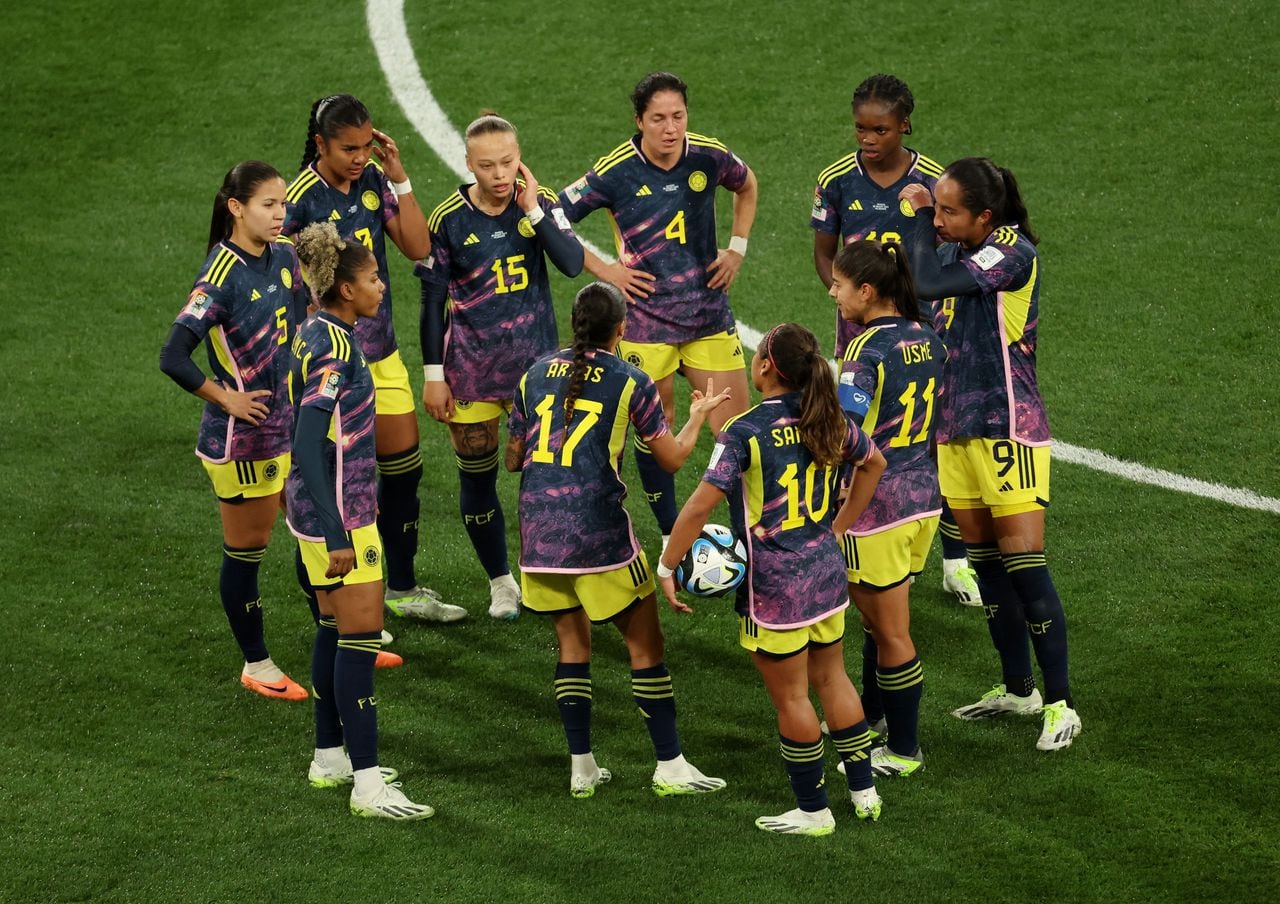 Soccer Football - FIFA Women’s World Cup Australia and New Zealand 2023 - Round of 16 - Colombia v Jamaica - Melbourne Rectangular Stadium, Melbourne, Australia - August 8, 2023 Colombia's Carolina Arias with Linda Caicedo and teammates during the match REUTERS/Asanka Brendon Ratnayake