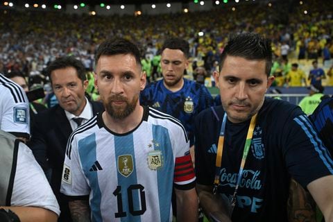 Argentina's forward Lionel Messi leaves the field due to incidents in the stands before the start of the 2026 FIFA World Cup South American qualification football match between Brazil and Argentina at Maracana Stadium in Rio de Janeiro, Brazil, on November 21, 2023. (Photo by CARL DE SOUZA / AFP)