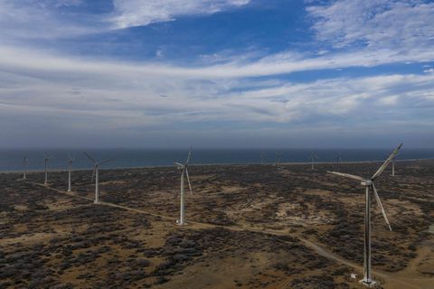Los vientos en algunas zonas de La Guajira corren en promedio a 10 metros por segundo y, gracias a esa velocidad, pueden llegar a producir 18 GW de electricidad. En la foto, el parque eólico Jepirachi.