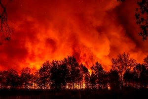 Los incendios que comenzaron a estallar el lunes provocaron la evacuación de más de 500 personas en la región de Gironda. (SDIS33 vía AP).