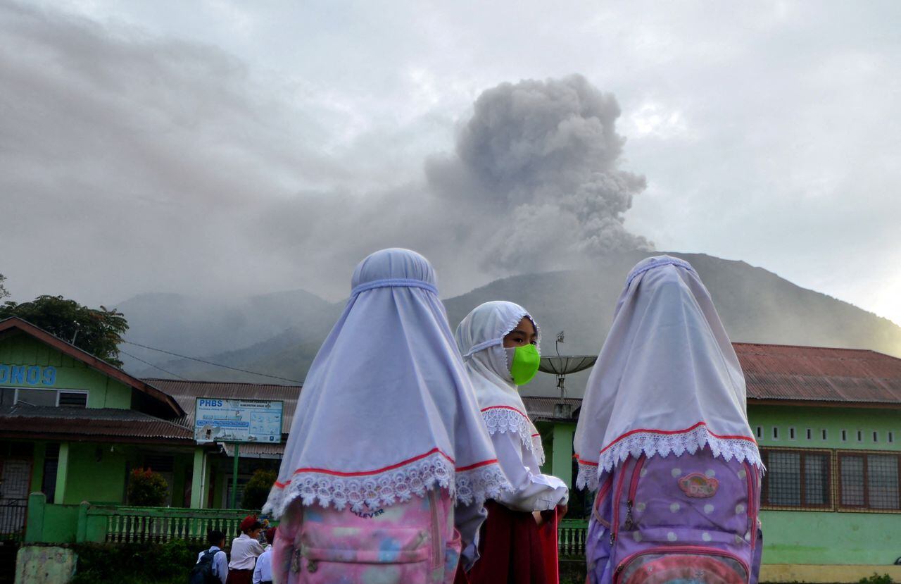 En esta foto tomada por Antara Foto se ve a los estudiantes en la escuela mientras el volcán Monte Marapi arroja ceniza volcánica vista desde Nagari Batu Palano en Agam, provincia de Sumatra Occidental, Indonesia, el 4 de diciembre de 2023.