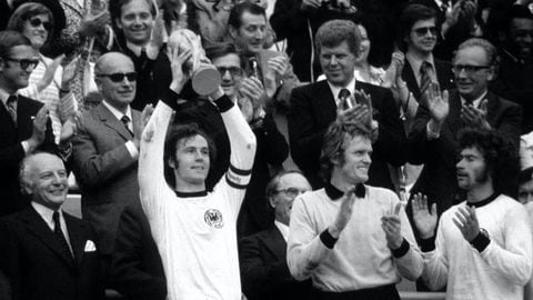 Franz Beckenbauer alzando la Copa del Mundo en Alemania 74', falleció este lunes a la edad de 78 años