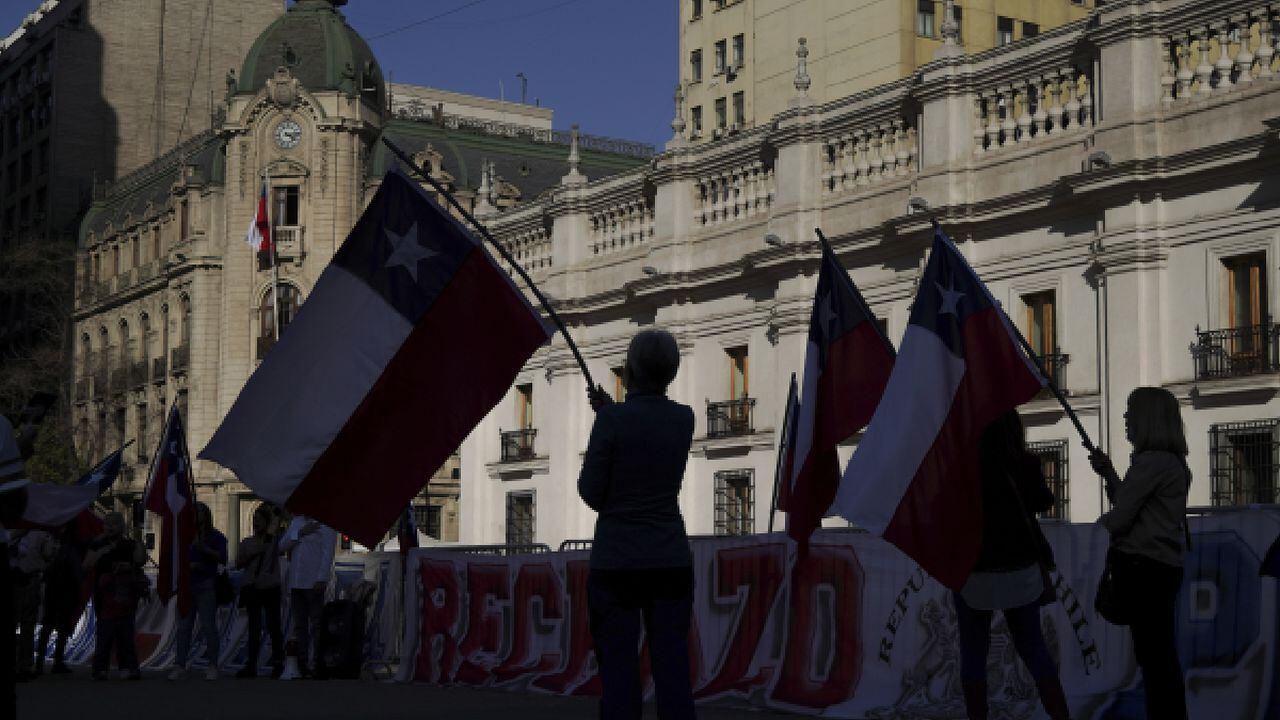 Santiago vive nueva jornada de protestas. Manifestantes se dirigen a la Casa de la Moneda.