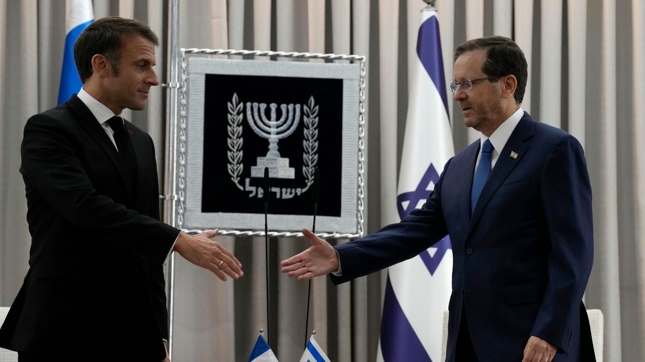 Macron tiene previsto reunirse con el primer ministro israelí, Benjamin Netanyahu, y visitar también Cisjordania para reunirse con el presidente de la Autoridad Palestina, Mahmud Abás, indicaron los servicios de este último.