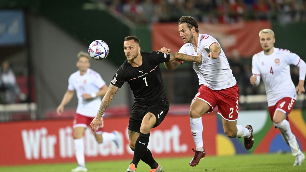 Austria's Marko Arnautoviс, centre left, and Denmark's Joachim Andersen challenge for the ball during the UEFA Nations League soccer match between between Austria and Denmark at the Ernst Happel Stadion in Vienna, Austria, Monday, June 6, 2022. (AP/Andreas Schaad)