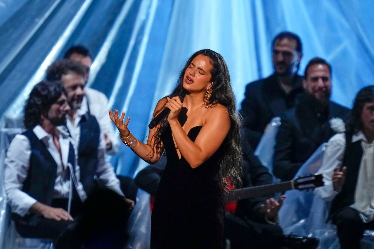 Niña Pastori, quien había ofrecido una sentida interpretación al inicio de La Premiere de los Latin Grammy, la ceremonia no televisada en la que se entregan la mayoría de los premios, junto a los otros nominados en la categoría de mejor álbum de música flamenca, se llevó el galardón por “Camino”.