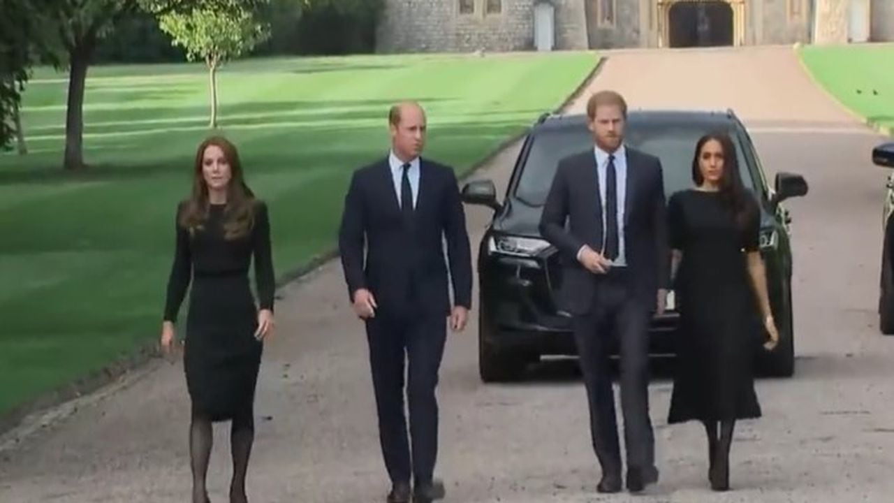 Los príncipes Guillermo y Enrique aparecieron junto a sus esposas Kate y Meghan en el castillo de Windsor, donde observaron las flores y tributos en honor a la difunta reina Isabel II.