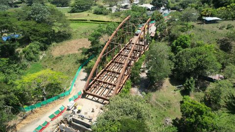 La Gobernación del Valle del Cauca señaló que la estructura del puente de El Alambrado consta de 14 secciones y a la fecha se han armado 10, que corresponden a 82 metros de los 102 totales de los que consta el puente.