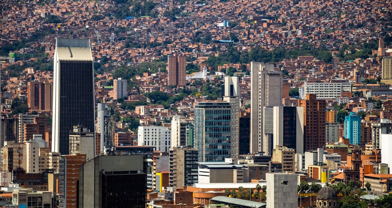 Vista aérea del centro de la ciudad de Medellín mostrando una gran cantidad de edificios, incluido el más emblemático, el Edificio Coltejer