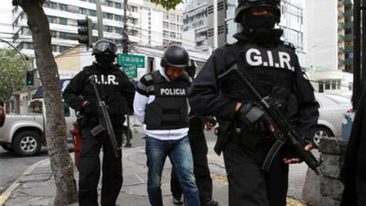 Juan Carlos Calle Serna, alias 'Arturo', es escoltado a la sede de la policía judicial en Quito, Ecuador.