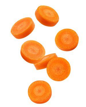 La zanahoria es rica en vitamina A, que además de ayudar a la piel, favorece la visión.