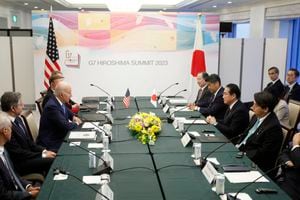 El presidente Joe Biden, centro, se sienta con el secretario de Estado Antony Blinken, segundo a la izquierda, durante una reunión bilateral con el primer ministro de Japón, Fumio Kishida, enfrente, en Hiroshima, Japón, el jueves 18 de mayo de 2023, antes del inicio del G- 7 Cumbre. (Kiyoshi Ota/Pool Photo via AP)