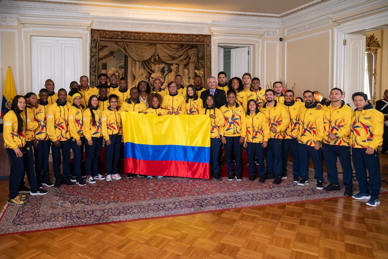 Presidente Petro con la delegación colombiana de los Juegos Suramericanos.