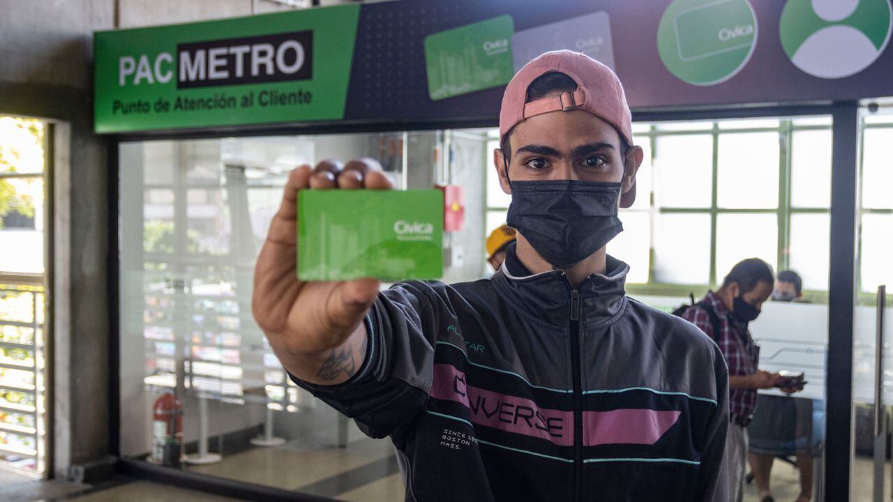 Usuario de Metro de Medellín mostrando tarjeta Cívica
