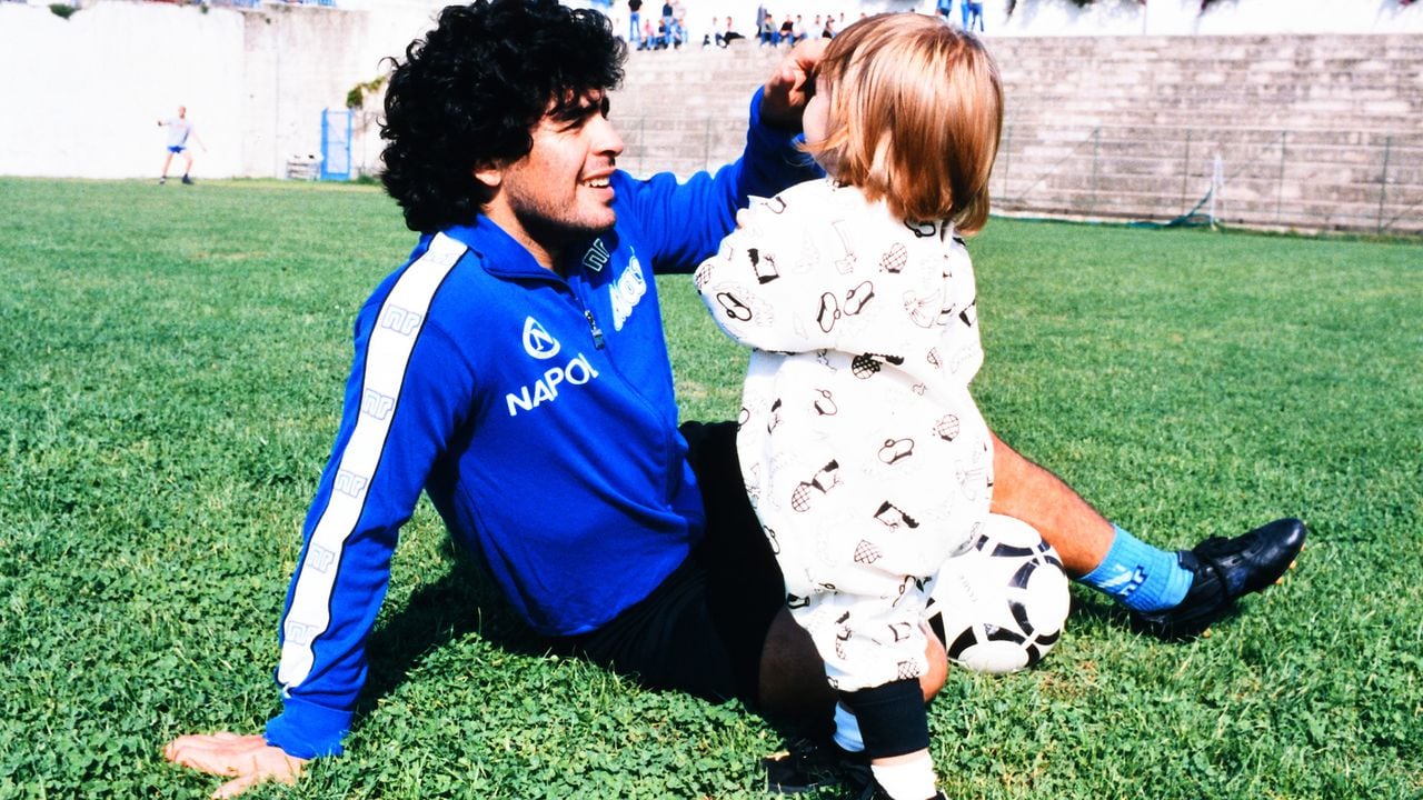 Maradona de Napoli juega con su hija Dalma