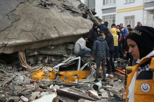 Rescatistas buscan sobrevivientes bajo los escombros tras un terremoto en Diyarbakir, Turquía, 6 de febrero de 2023. 