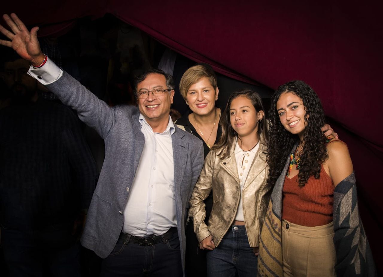 Gustavo Petro y su familia en el lanzamiento de su documental.