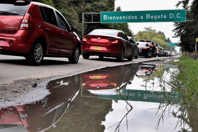 Atasco de tráfico a lo largo de la carretera que ingresa a la ciudad de Bogotá