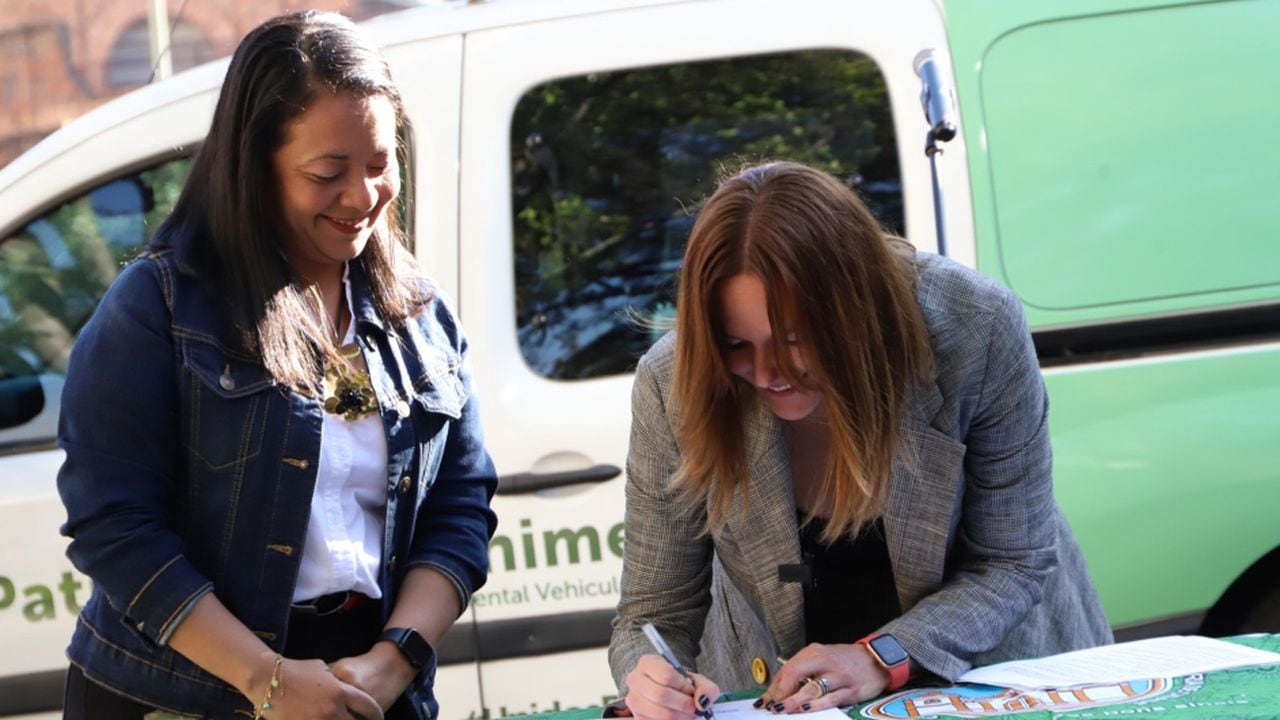 Las secretarias Deyanira Ávila y Carolina Urrutia firmaron el decreto para renovar parte de los vehículos de carga