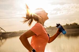 Mujer haciendo deporte de día