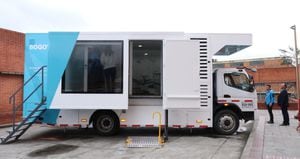 La unidad móvil es un vehículo tipo furgón con las adecuaciones para realizar la atención de usuarios. En su interior cuenta con dos consultorios.
