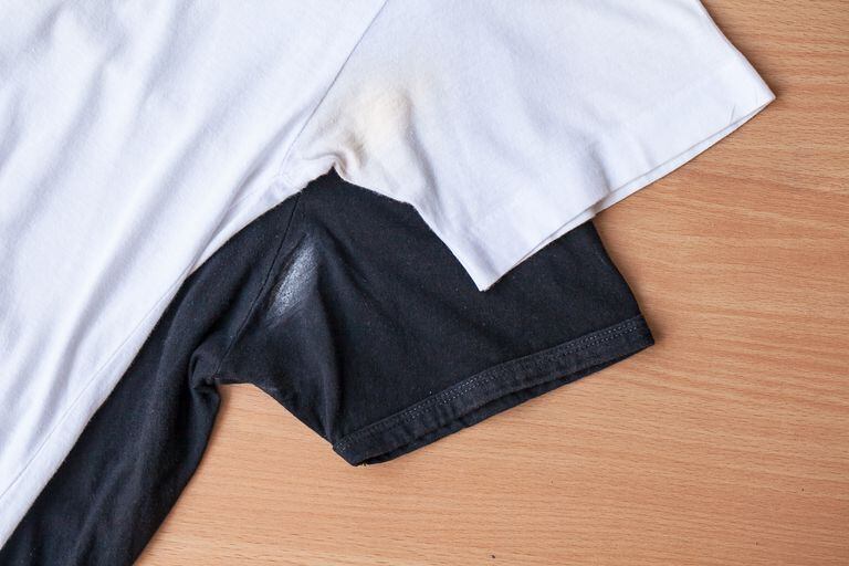 Así se puede ver la mancha de desodorante en la ropa blanca y negra. Foto: Getty Images.